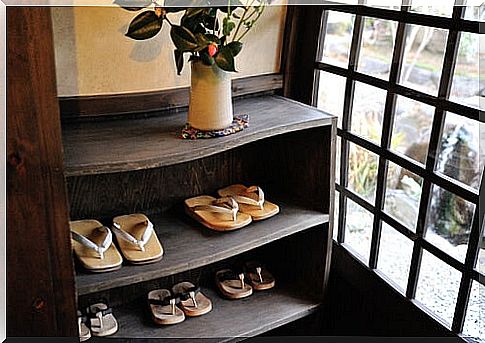 Shoes on a shelf at the entrance of the house