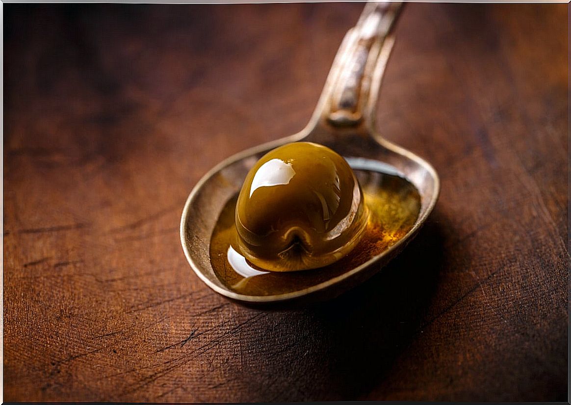 Olive oil in spoon.