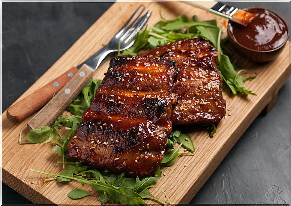 Caramelized baby back ribs with banana.