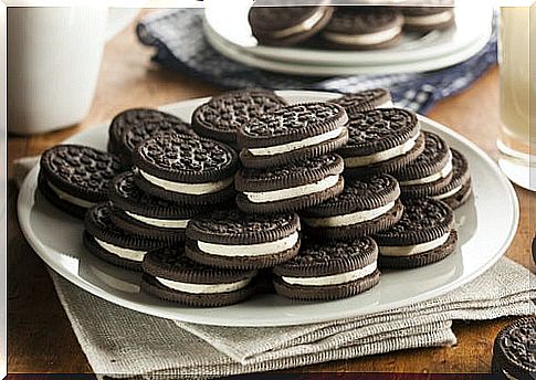 Gluten-free Oreo cookies on a plate