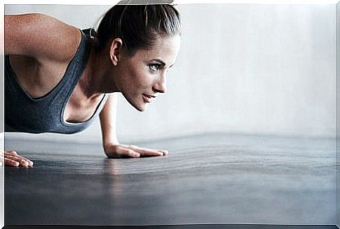 woman doing push ups