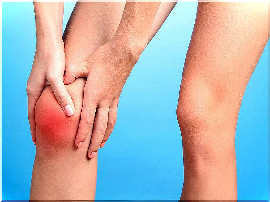 Knee pain can be treated at home in a number of ways.