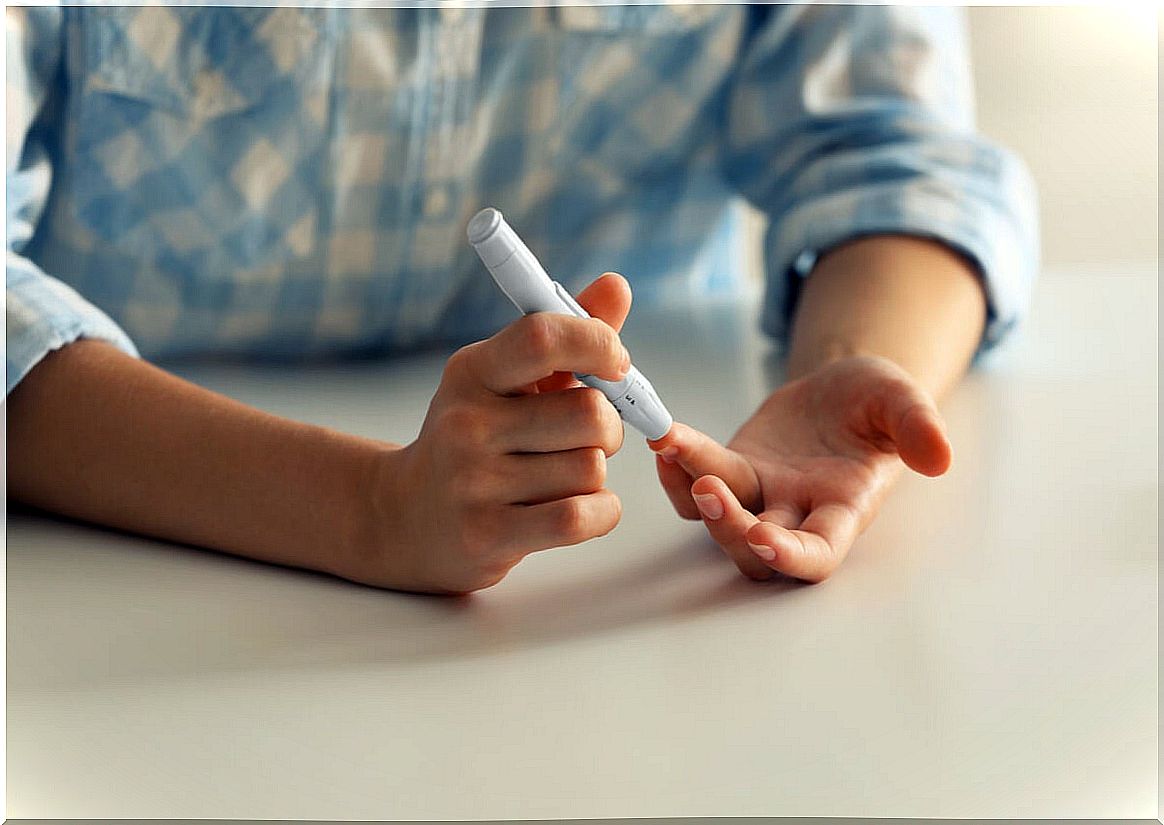 Diabetic measures his blood glucose.