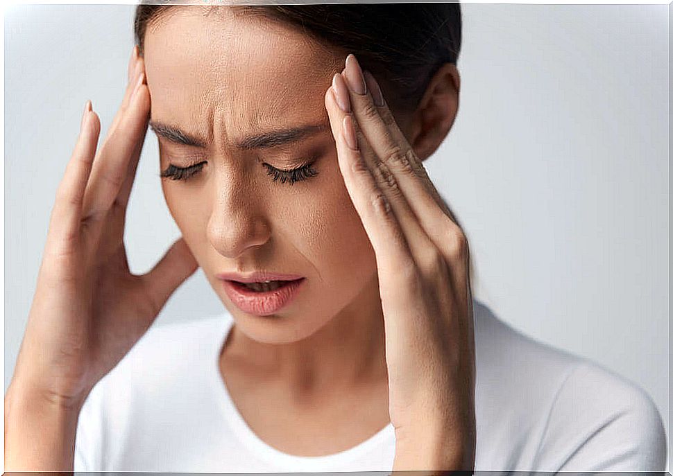 What symptoms do ocular migraines produce?