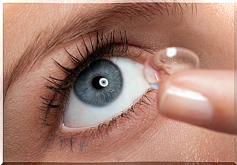 Safety tips when wearing contact lenses