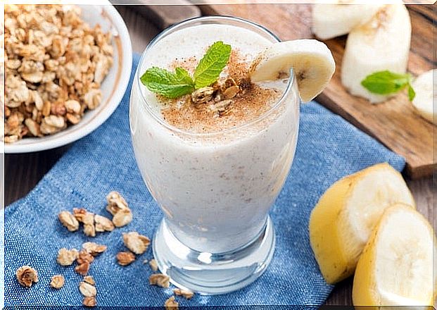 smoothie-yogurt-almonds